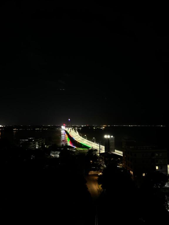 Miasto świeci nocą tęczą w obiekcie 2BR & 3BR Sea View Condos w mieście Dar es Salaam