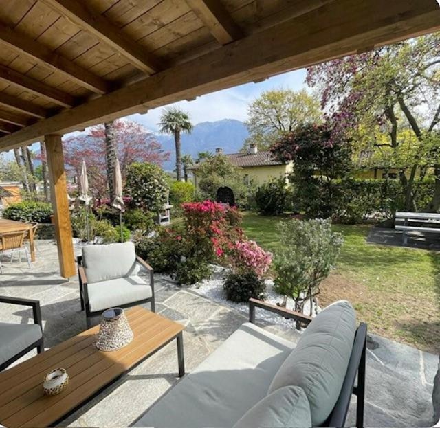 eine Terrasse mit einem Tisch und Stühlen auf einer Terrasse in der Unterkunft Ascona Casa Cristina in Ascona