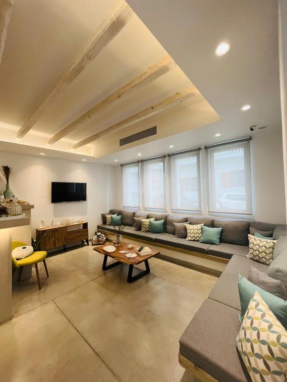 TV a/nebo společenská místnost v ubytování Lithos Luxury Suites