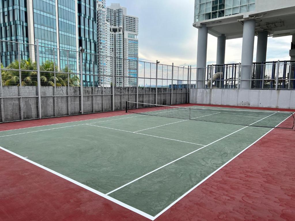 Tenis a/nebo squash v ubytování Mins to Johor Bahru Legoland Encorp Marina Puteri Harbour Sea View nebo okolí