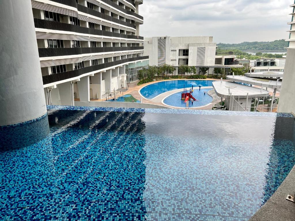 Bazén v ubytování Mins to Johor Bahru Legoland Encorp Marina Puteri Harbour Sea View nebo v jeho okolí
