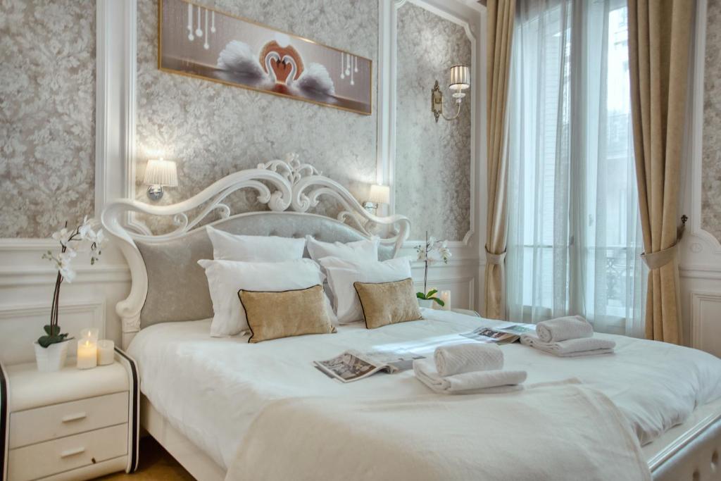 Łóżko lub łóżka w pokoju w obiekcie Luxueux 200m2 5CH Champs Elysées à 1min Perle Rare