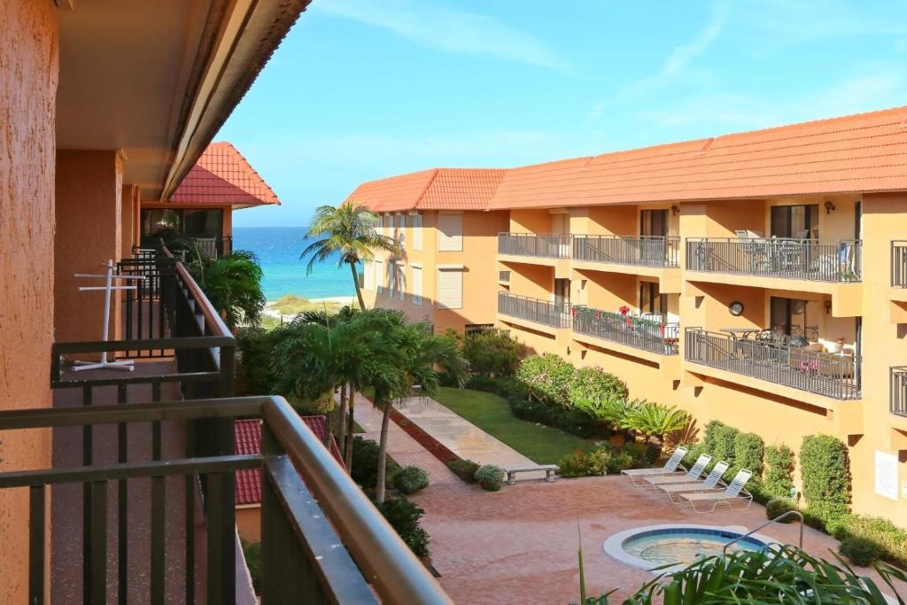 een balkon met uitzicht op de oceaan bij Playa Encantada 214 Home in Holmes Beach
