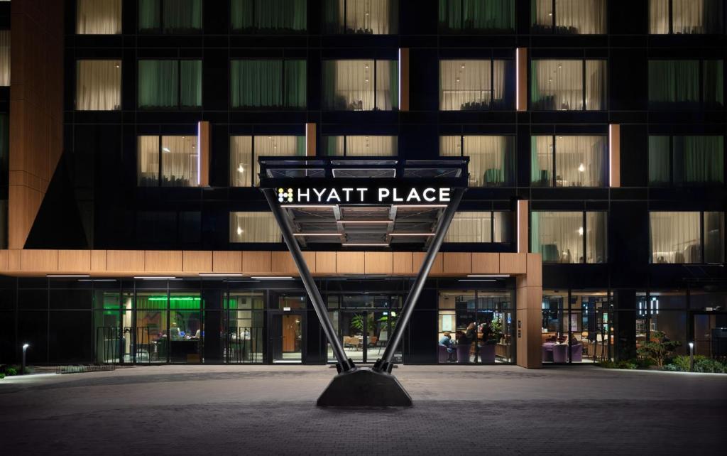 Znak, który czyta miejsce rycerskie przed budynkiem w obiekcie Hyatt Place Krakow w Krakowie
