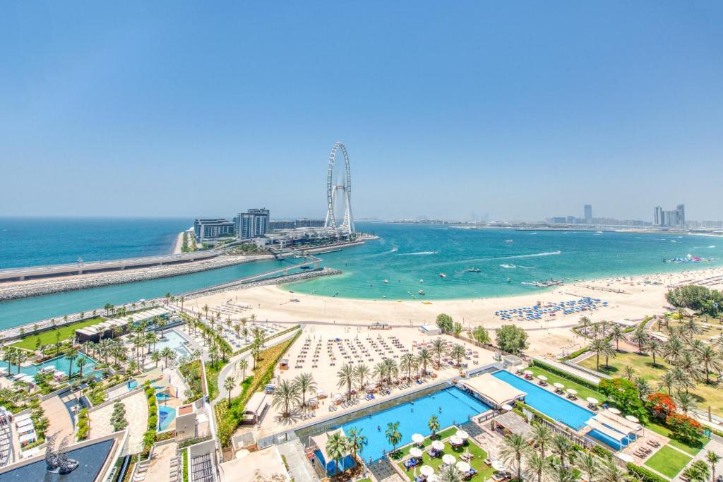 una vista aerea su una spiaggia e sull'oceano di Address JBR with Sea View & Maid Room - Mint Stay a Dubai