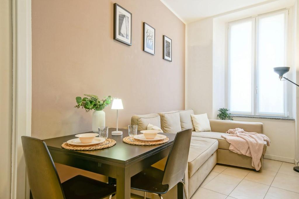 - un salon avec une table et un canapé dans l'établissement Gemini House on Lake Como, à Mandello del Lario