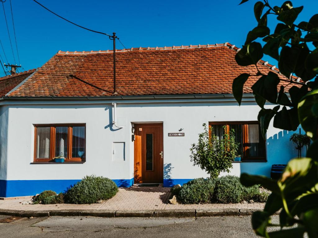 Biały dom z czerwonym dachem w obiekcie Levandulová chalupa w mieście Vrbice