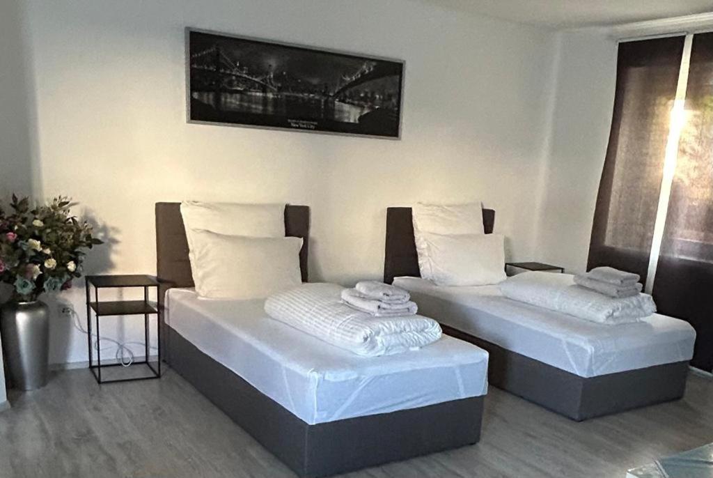 Ένα ή περισσότερα κρεβάτια σε δωμάτιο στο Neubau Schmidt 2 Zimmer Autbahn Kassel