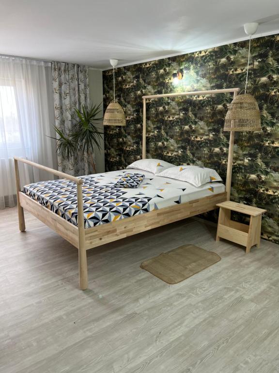 łóżko w sypialni ze ścianą w obiekcie Ca acasă Corbu w mieście Corbu