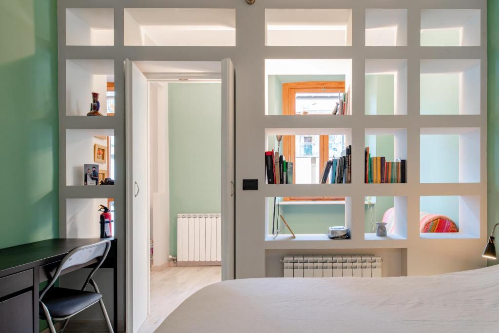 um quarto com uma parede de livros em Ca' Sineo em Turim