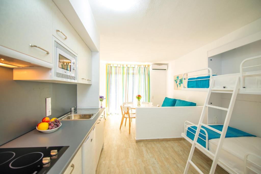 eine kleine Küche mit einem Etagenbett in einem Zimmer in der Unterkunft Ona Internacional Apartments in Cambrils