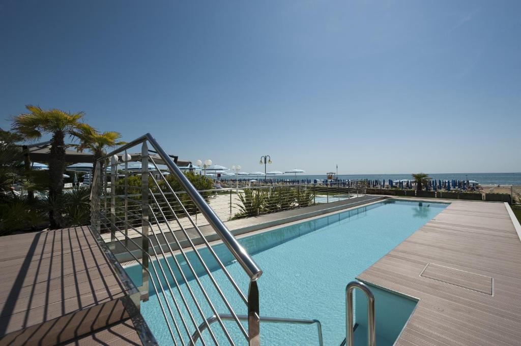 Bazén v ubytování Hotel Le Soleil nebo v jeho okolí