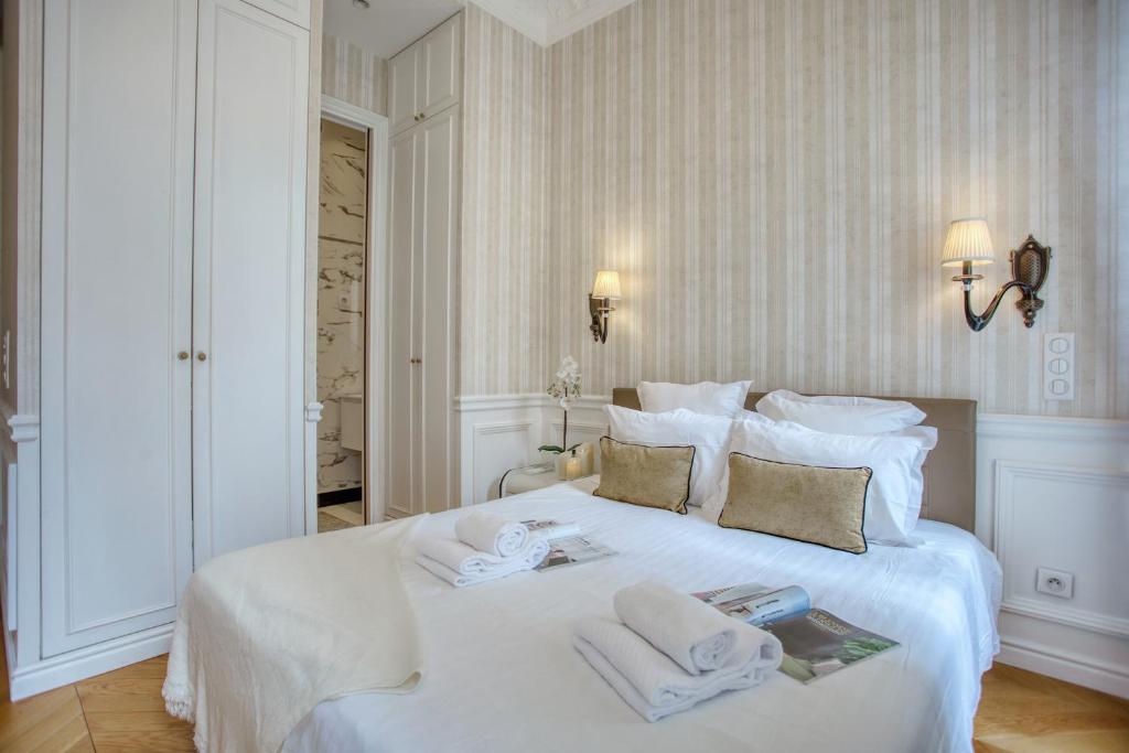 Łóżko lub łóżka w pokoju w obiekcie Luxueux 200m2 5CH Champs Elysées à 1min Perle Rare