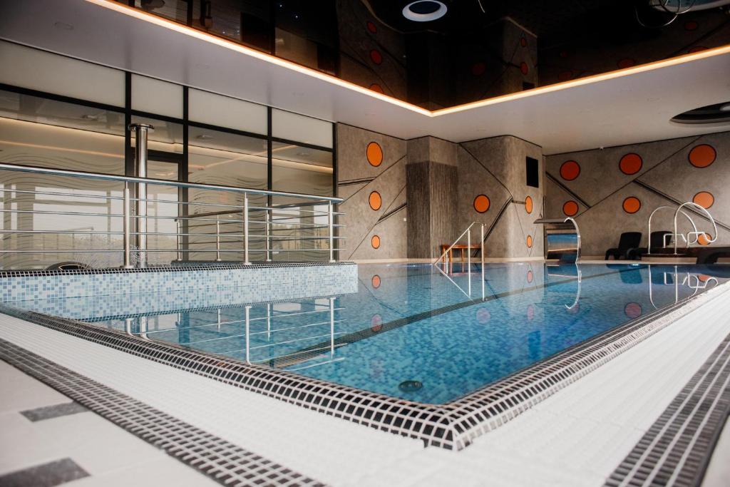duży basen w budynku w obiekcie Hotel Aquarius Restaurant Wellness Spa w Ciechocinku