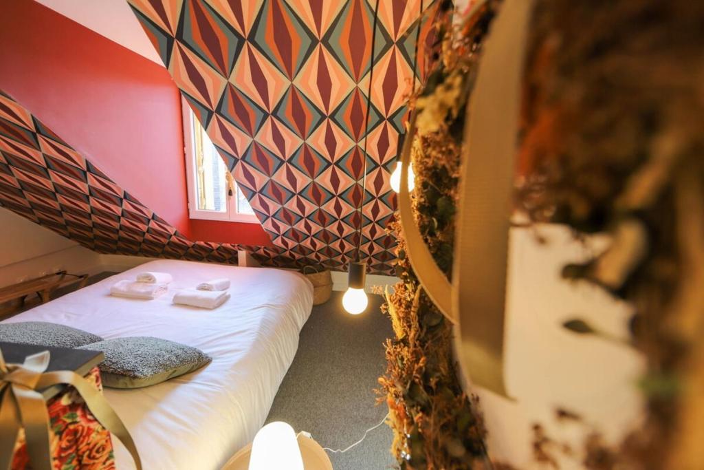 - une chambre avec un lit dans une pièce aux murs rouges dans l'établissement Le Fleuri Pretty triplex in the old town, à Annecy