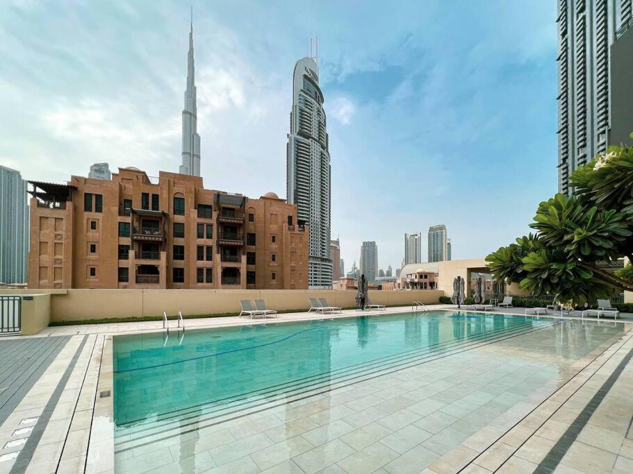 Bazén v ubytování cinematic&Chic Burj Khalifa &Fountain View 2BR APT nebo v jeho okolí