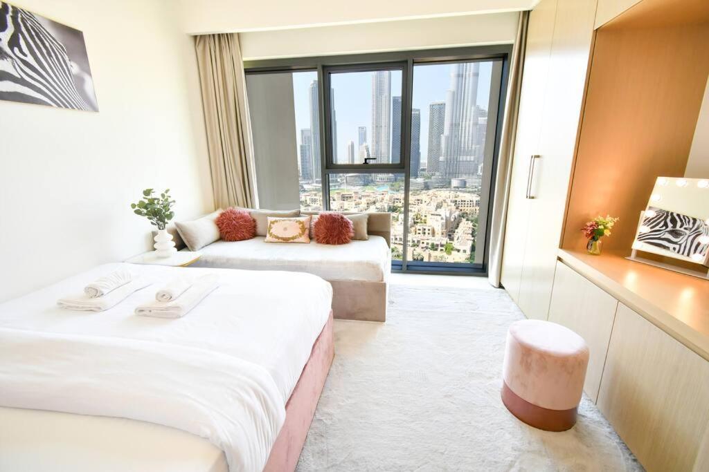 Postel nebo postele na pokoji v ubytování cinematic&Chic Burj Khalifa &Fountain View 2BR APT