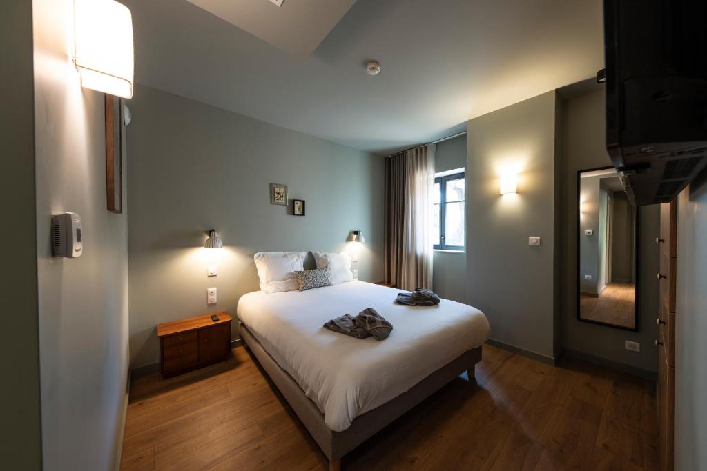 Postel nebo postele na pokoji v ubytování Hôtel du DOMAINE SAINT LOUP
