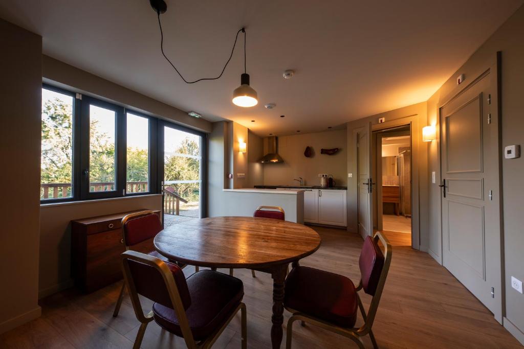 Kuchyň nebo kuchyňský kout v ubytování Hôtel du DOMAINE SAINT LOUP