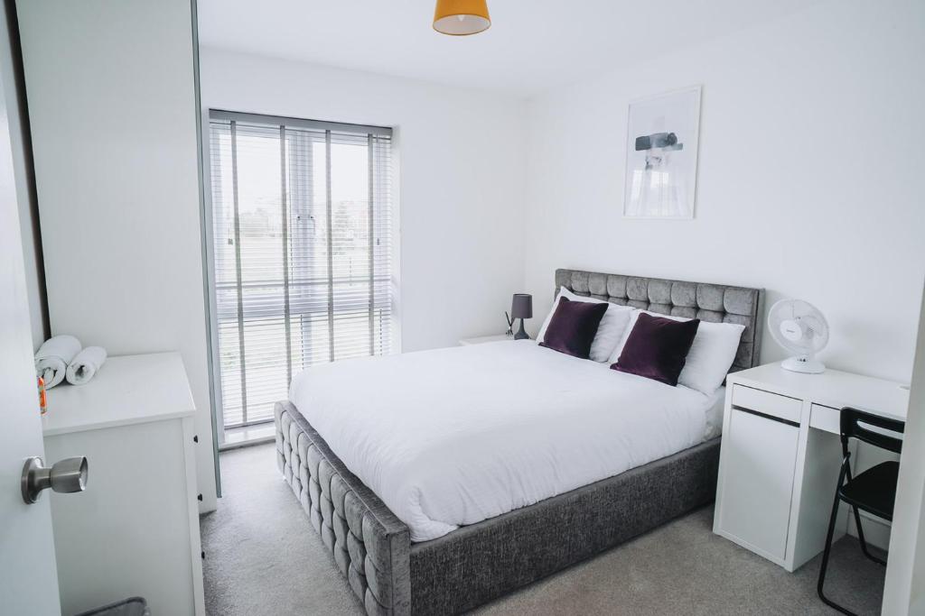Ліжко або ліжка в номері Deluxe 2 Bed Flat in Patchway near Aztec West and Cribbs Causeway Bristol