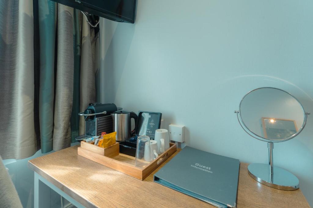 Příslušenství pro přípravu čaje a kávy v ubytování West Port Hotel