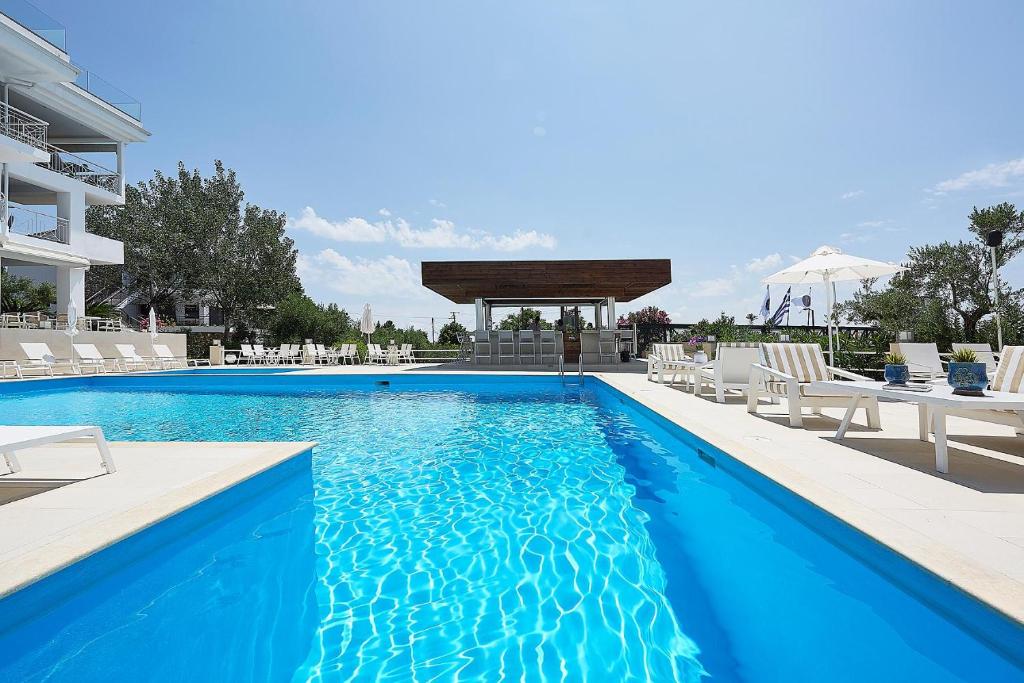 Bazén v ubytování Glavas Inn Hotel nebo v jeho okolí
