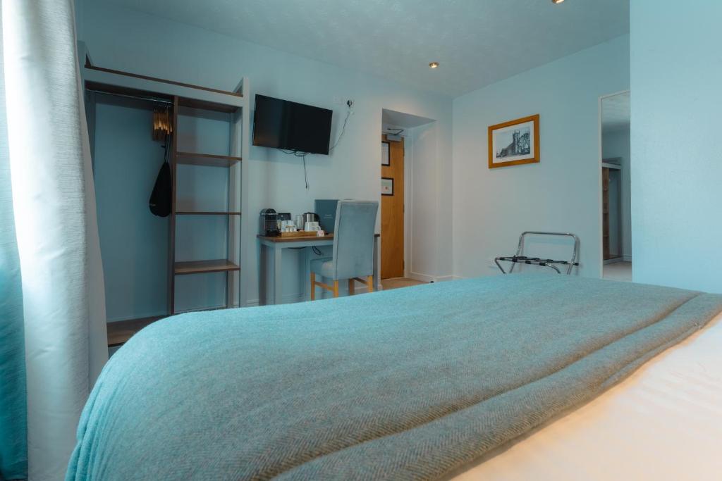 Postel nebo postele na pokoji v ubytování West Port Hotel