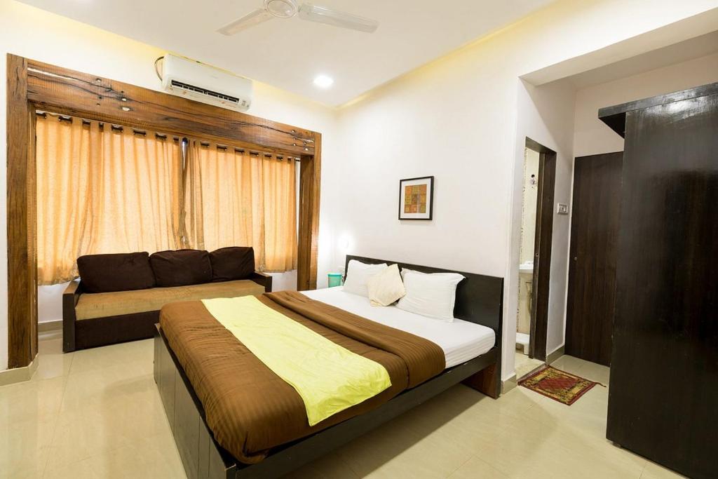1 dormitorio con 2 camas y ventana en Cochin Hotel Inn, en Ernakulam