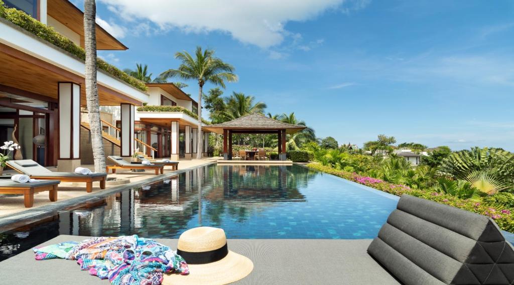 una imagen de una piscina en una villa en Andara Resort Villas en Kamala Beach