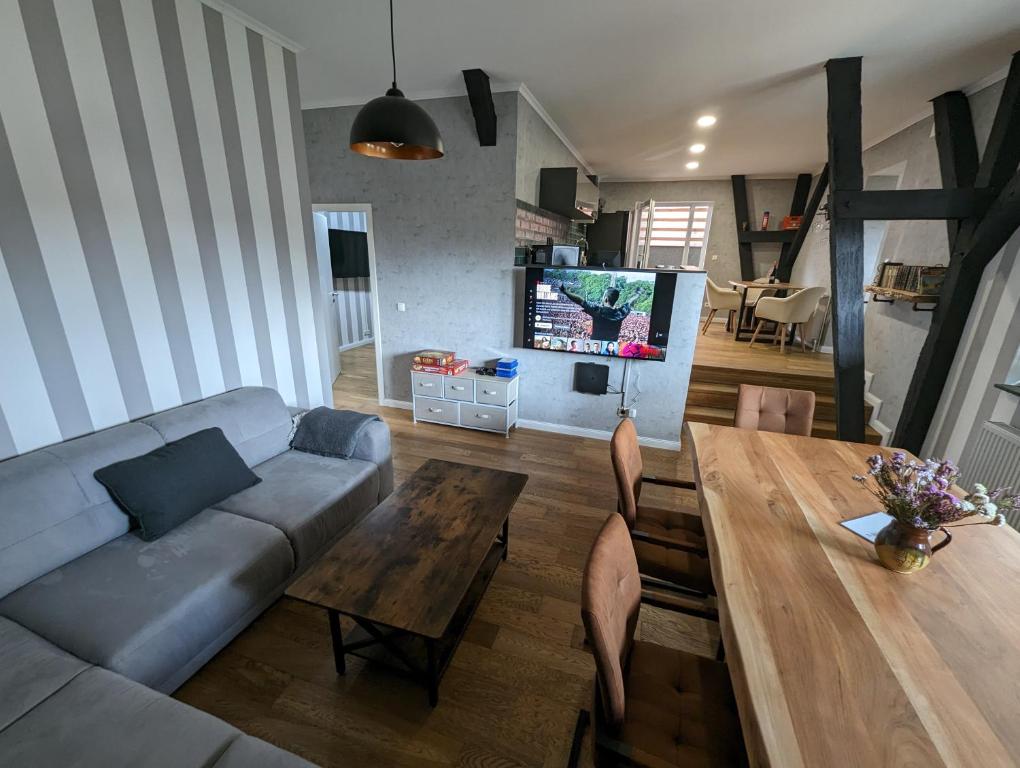 Havel Suites في هافلبرغ: غرفة معيشة مع أريكة وطاولة خشبية