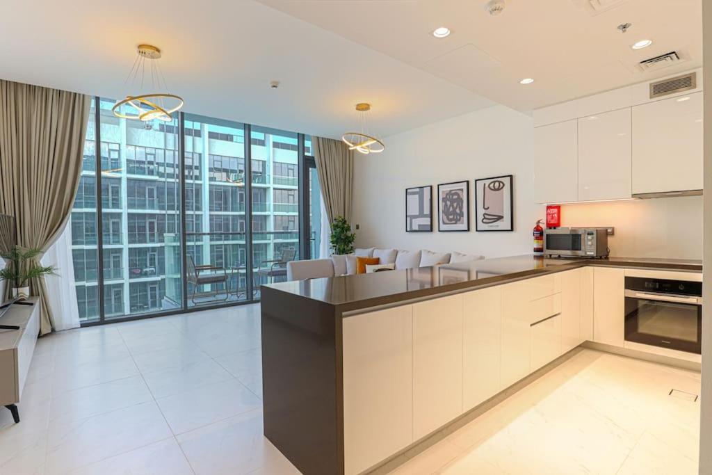 Fotografie z fotogalerie ubytování HiGuests - Magnificent Apartment with Stunning Lagoon Views v Dubaji