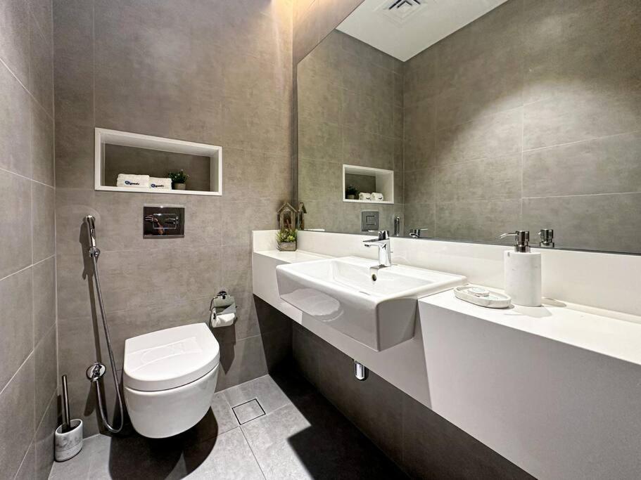 Fotografie z fotogalerie ubytování HiGuests - Magnificent Apartment with Stunning Lagoon Views v Dubaji