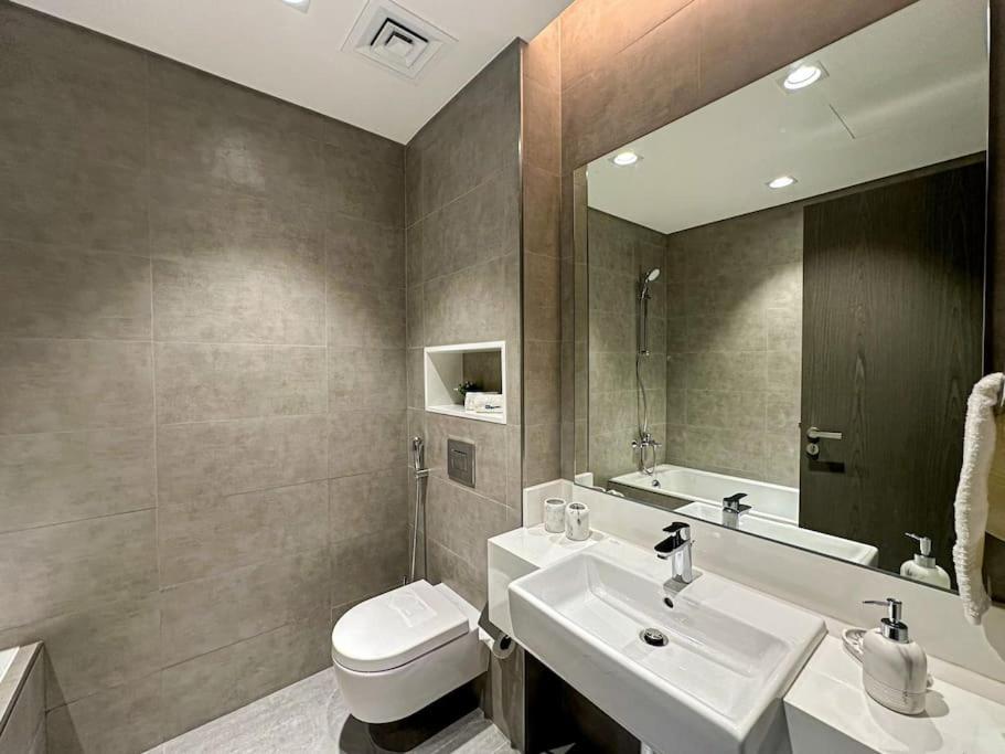 Fotografie z fotogalerie ubytování HiGuests - Magnificent Apartment with Stunning Lagoon Views v Dubaji