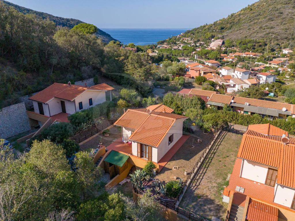 een luchtzicht op een dorp met huizen en de oceaan bij Villino Nisporto - Goelba in Nisporto