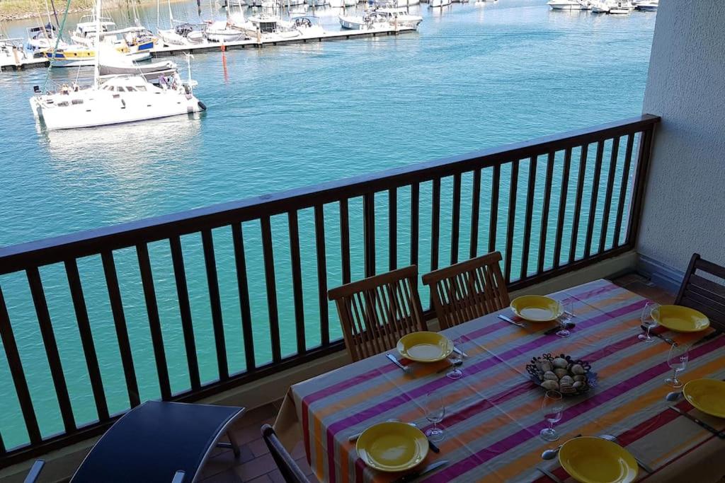 une table sur un balcon avec vue sur l'eau dans l'établissement T3 70 m2 standing Cap d'Agde 4-6 pers, au Cap d'Agde