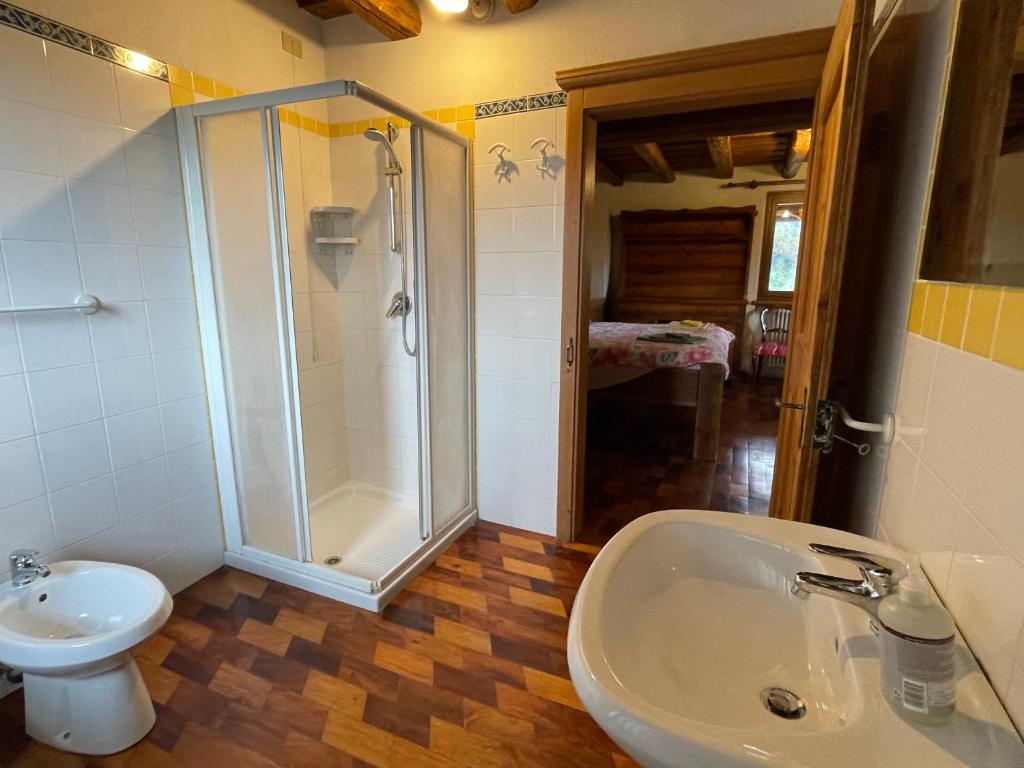 A bathroom at Agri Camp Dolomiti