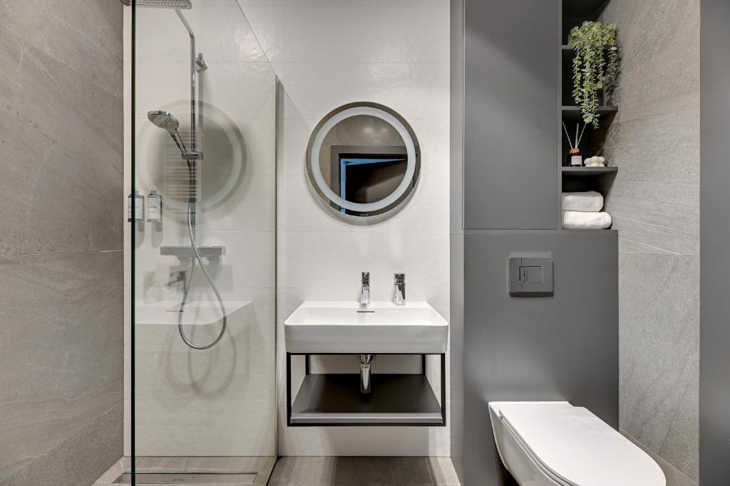 Brabank Riverside Premium Suites & Free Parking by Downtown Apartments - 10