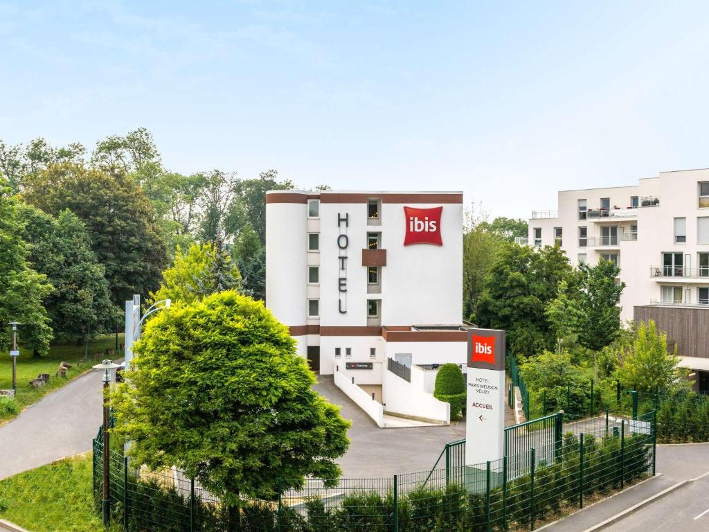 un edificio con un cartel de alta delante de él en ibis Paris Meudon Velizy en Meudon
