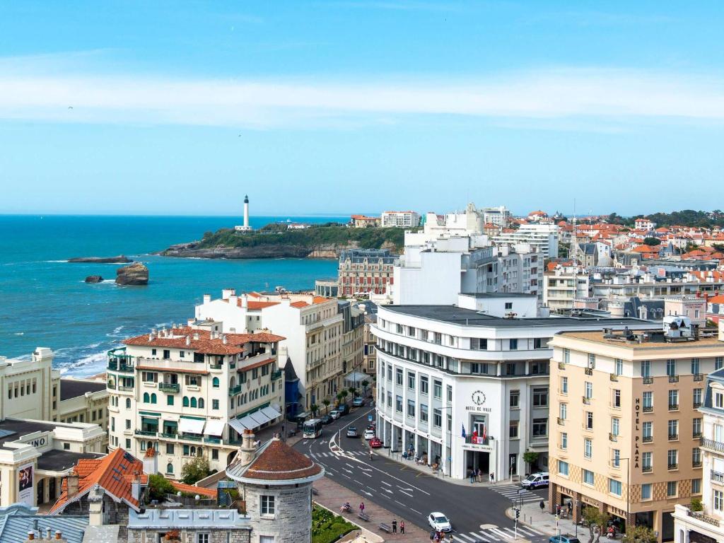 een luchtzicht op een stad met de oceaan bij Mercure Plaza Biarritz Centre in Biarritz