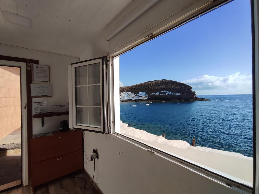 uma janela num quarto com vista para o oceano em Neptuno OceanFront em Telde