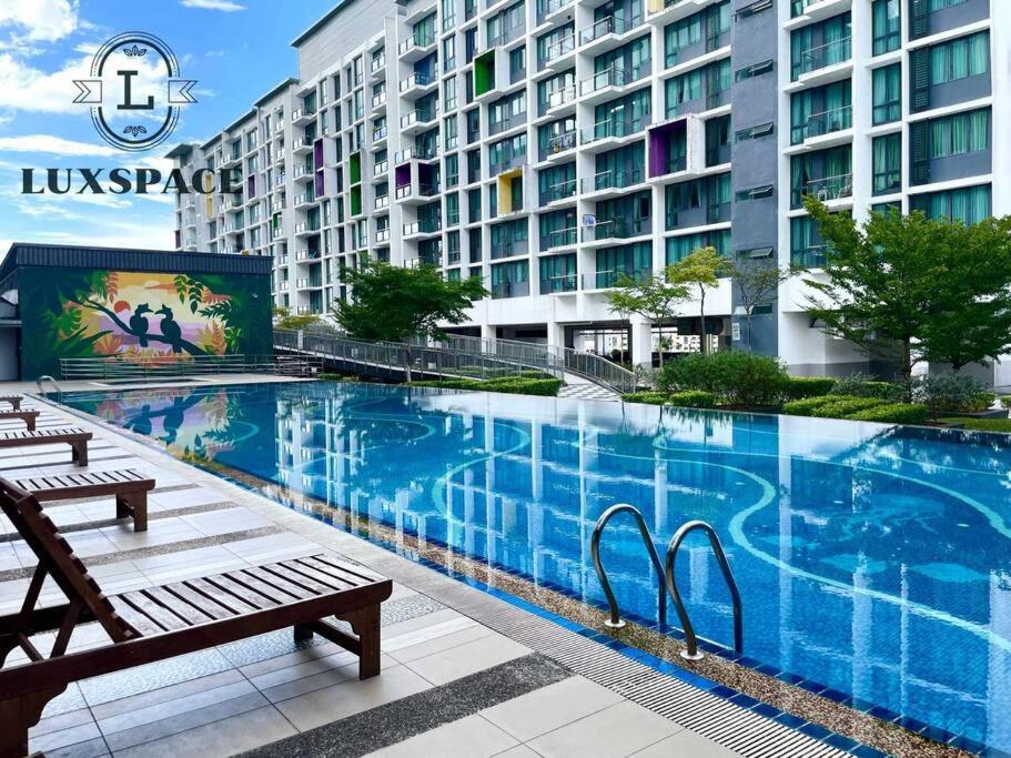 einem großen Pool vor einem Gebäude in der Unterkunft Free Wifi Kuching Cozy Vivacity Jazz Suite Apartment in Kuching