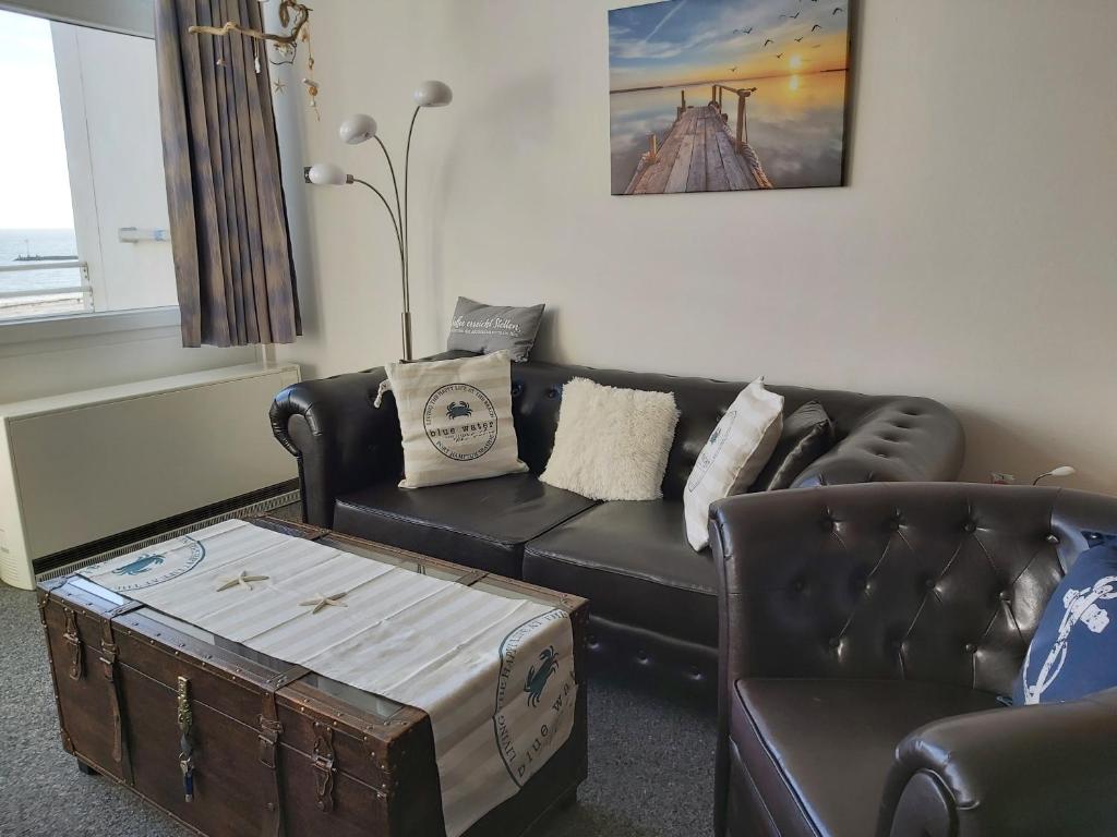 フェーマルンにあるBurgtiefe Südstrand "Windflüchter"のソファとコーヒーテーブルのあるリビングルーム