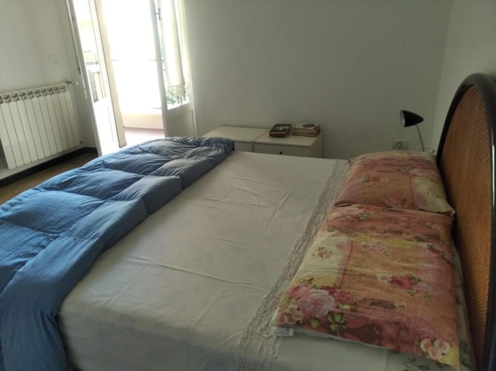 uma cama grande num quarto com em Stanza matrimoniale con balcone em Gênova