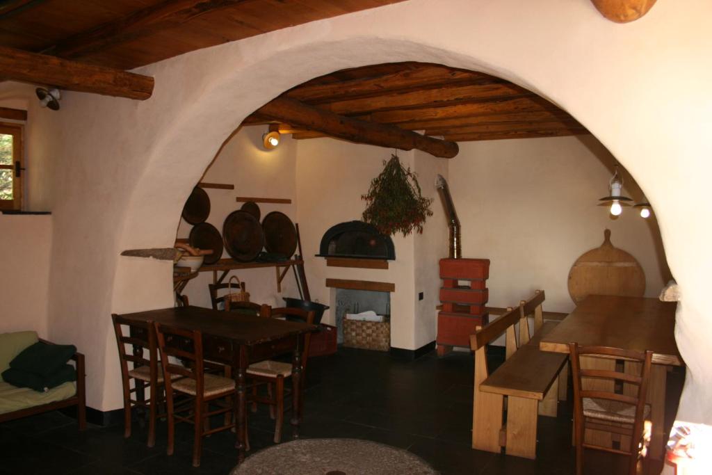 a living room with a table and chairs and a fireplace at Agririfugio Molini in Camogli