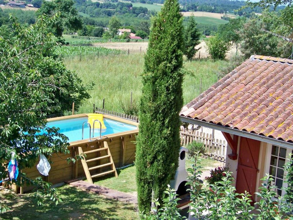 a swimming pool in a yard next to a house at Gite de gachot in Fargues