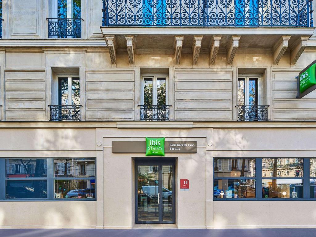 un bâtiment avec un panneau devant lui dans l'établissement Ibis Styles Hotel Paris Gare de Lyon Bastille, à Paris