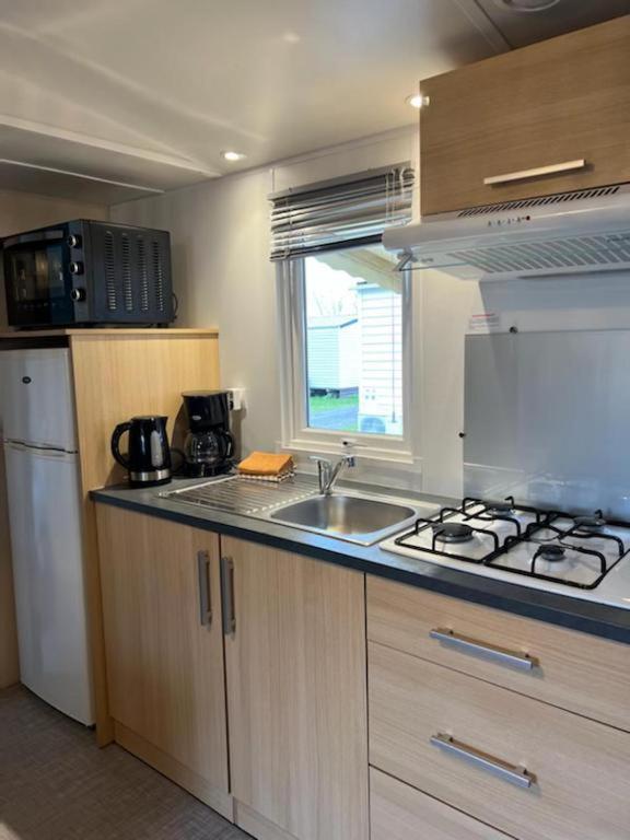 Kuchyň nebo kuchyňský kout v ubytování Lac Aureilhan et Mimizan plages, Mobil H 3 chambres, 6 personnes, climatisé
