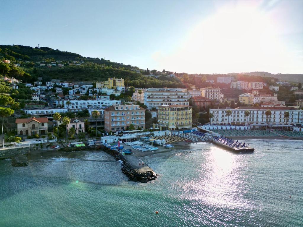 een luchtzicht op een stad met een waterlichaam bij Hotel Golfo e Palme in Diano Marina