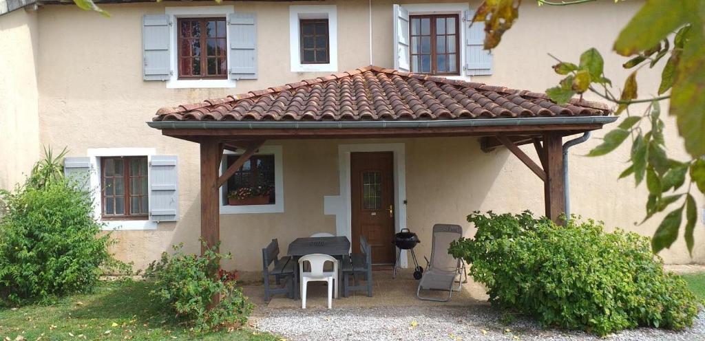 a small house with a wooden pergola at Chez michou ii in Horsarrieu