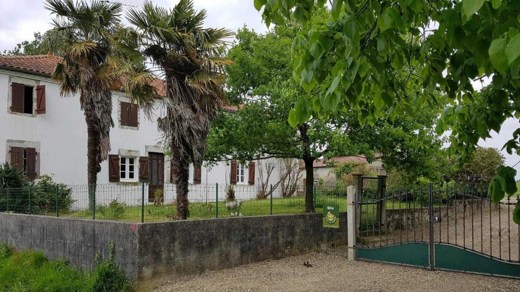 a fence in front of a white house at Champan in Toulouzette